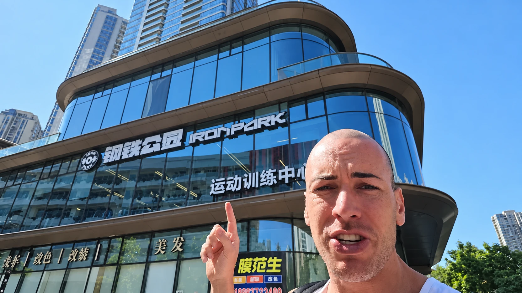 Fachada envidraçada com letreiro Iron Park em um prédio comercial de Chongqing